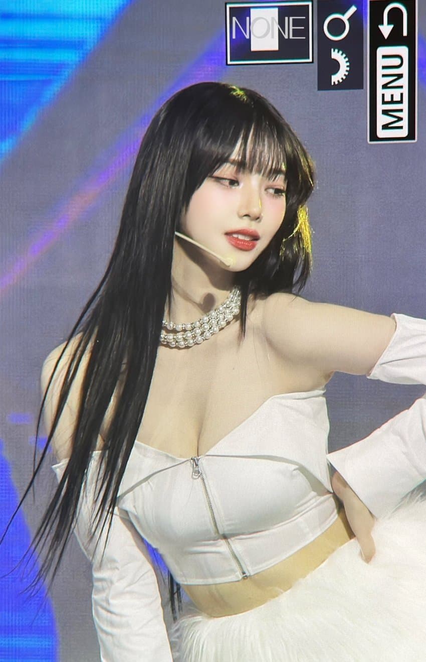 앞에 지퍼 달린 흰 튜브탑 클라스를 보여주는 가슴골 에스파 카리나.